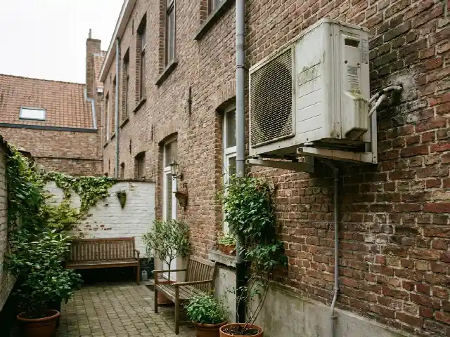 Groupe extérieur fixé sur la façade arrière d'une maison mitoyenne