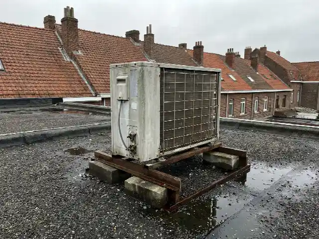 Groupe extérieur de climatisation sur une toiture plate