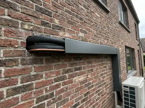 Liaisons frigorifiques protégées par une goulotte le long d'une façade